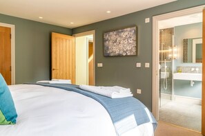 4 bedrooms, iron/ironing board, internet, bed sheets