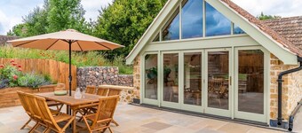 Little Hideaway - Four Bedroom Villa, Sleeps 8