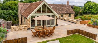 Little Hideaway - Four Bedroom Villa, Sleeps 8