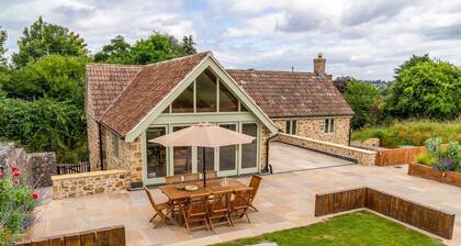 Little Hideaway - Four Bedroom Villa, Sleeps 8