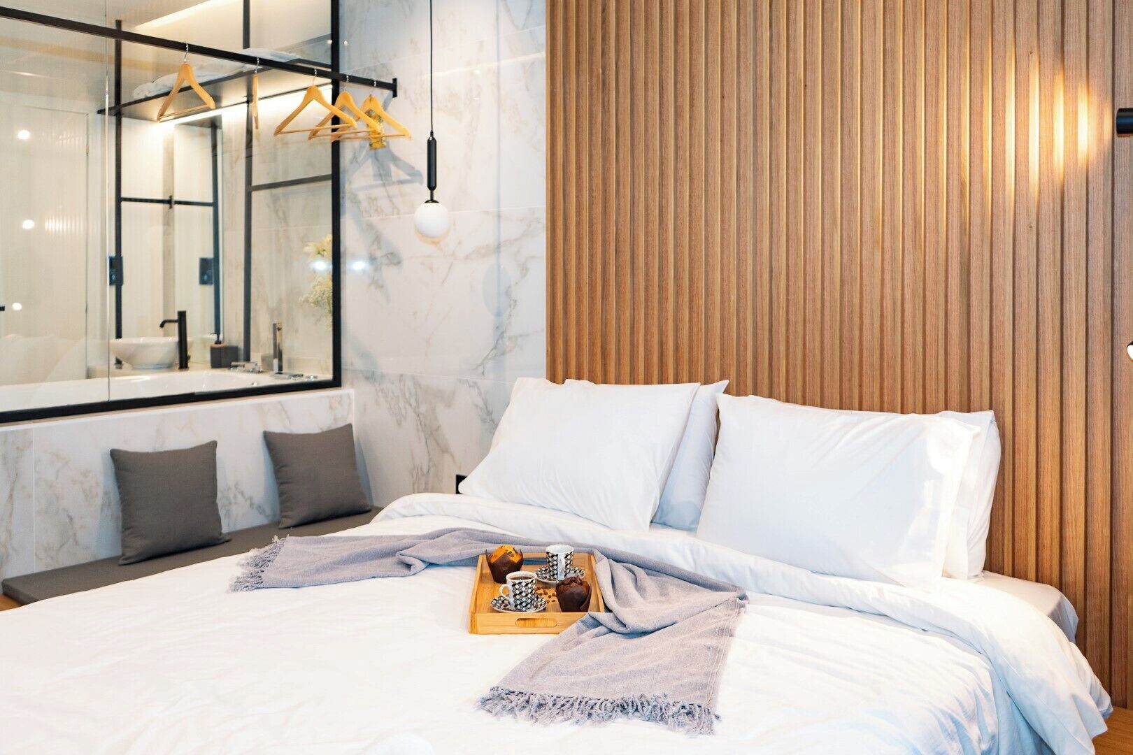 ラグジュアリー ダブルルーム クイーンベッド 1 台 スパ浴槽 シティビュー | 高級寝具、遮光カーテン、アイロン / アイロン台、WiFi (無料)