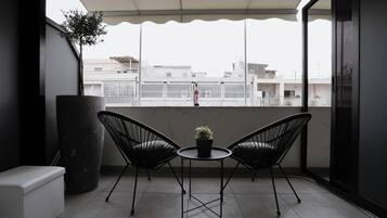 Luxe tweepersoonskamer, 1 queensize bed, hot tub, uitzicht op stad | Balkon