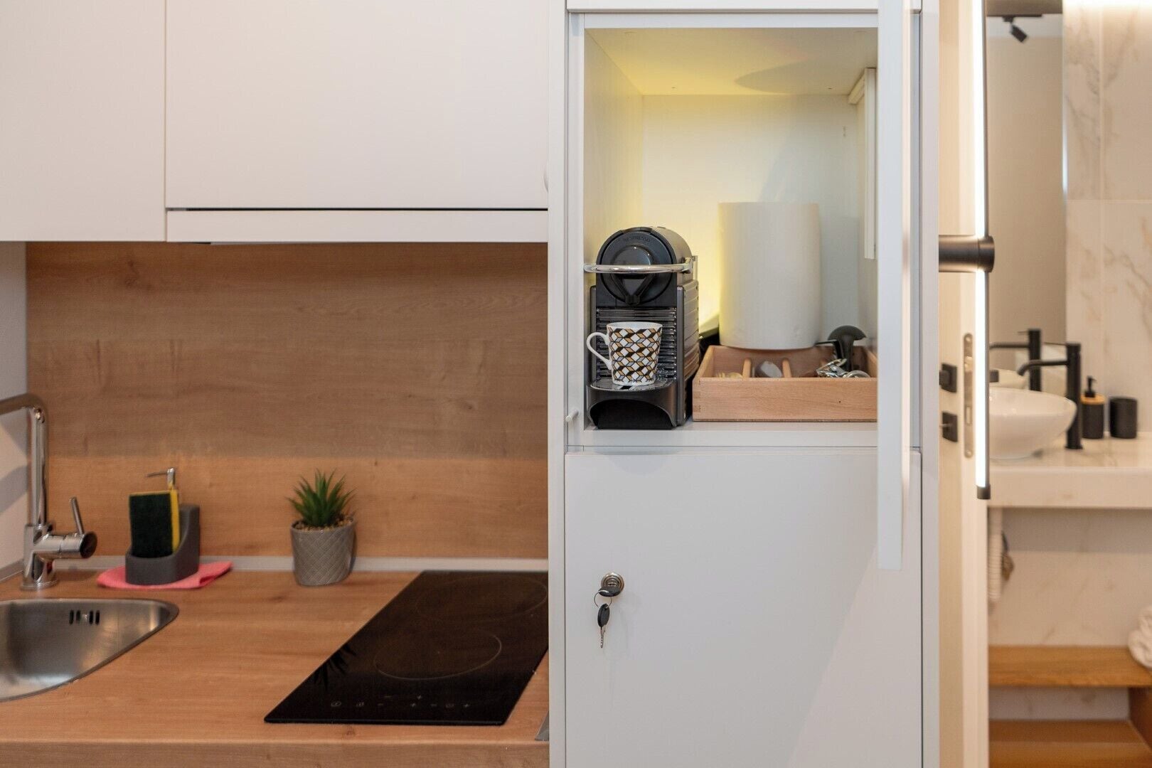 Kamar Double Mewah, 1 Tempat Tidur Queen, hot tub, pemandangan kota | Dapur kecil pribadi | Lemari es kecil, kompor, mesin espresso, dan ketel listrik