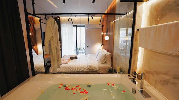 Luxury Double Room, 1 Queen Bed, Hot Tub, City View | Jetted bathtub