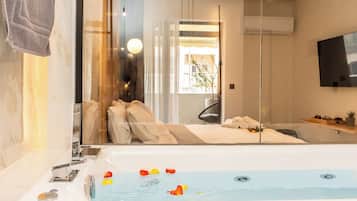 Luxe tweepersoonskamer, 1 queensize bed, hot tub, uitzicht op stad | Bubbelbad