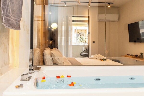 Luxury Suites With Jacuzzi By Sea&thecity - Thessalonique