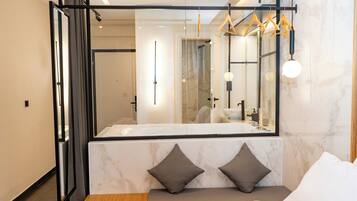 Luxe tweepersoonskamer, 1 queensize bed, hot tub, uitzicht op stad | Luxe beddengoed, verduisterende gordijnen, een strijkplank/strijkijzer