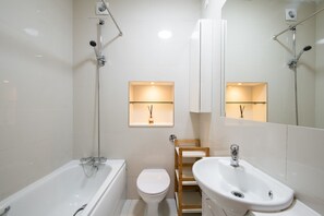 Asciugacapelli, asciugamani, sapone, shampoo