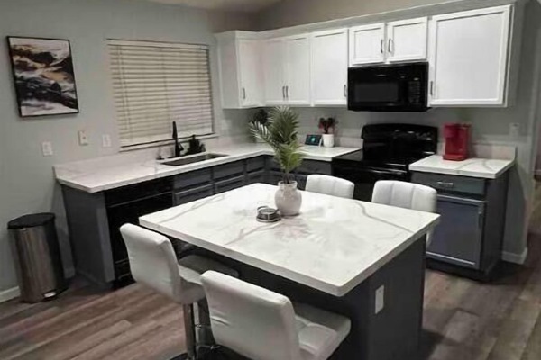 Réfrigérateur, micro-ondes, four, plaque de cuisson