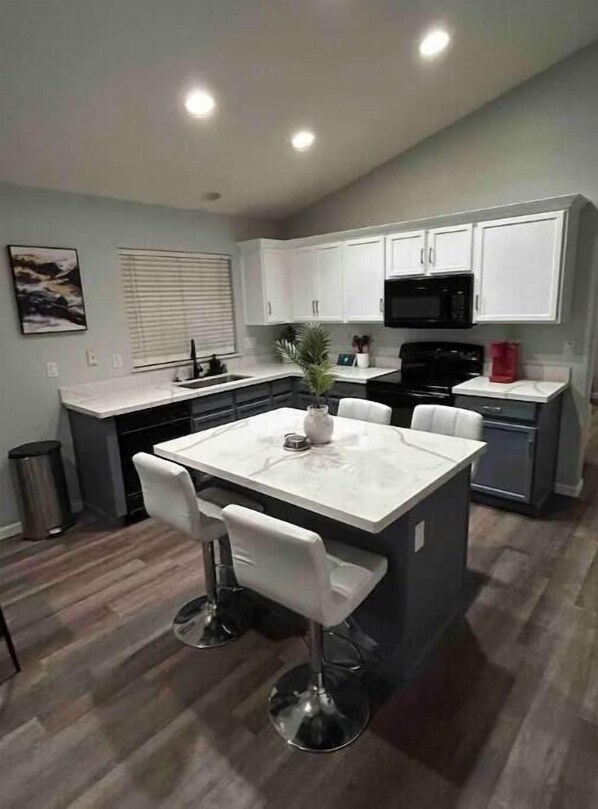 Kylskåp, mikrovågsugn, ugn och spishäll