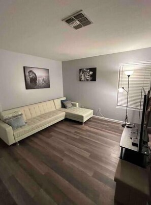 3 habitaciones, escritorio, tabla de planchar con plancha y wifi gratis