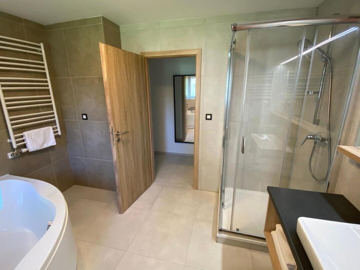 Asciugacapelli, asciugamani, sapone, carta igienica