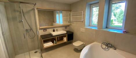 Hiustenkuivaaja, pyyhkeet, saippua, vessapaperi