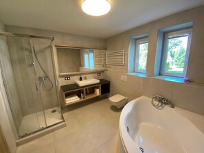 Articles de toilette gratuits, sèche-cheveux, peignoirs, chaussons