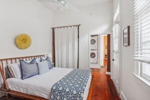 1 slaapkamer, een bureau, een strijkplank/strijkijzer, wifi