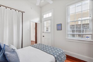 1 bedroom, desk, iron/ironing board, WiFi - Lower Garden District, Prime location, Pet friendly, Renovated (New Orleans)