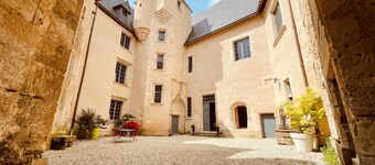 Château Authentique au Bord de L'eau, en Pleine Nature !