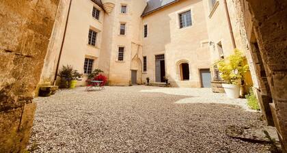 Château Authentique au Bord de L'eau, en Pleine Nature !
