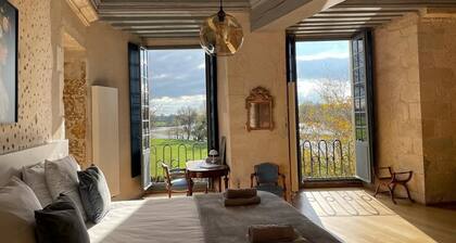 Château Authentique au Bord de L'eau, en Pleine Nature !
