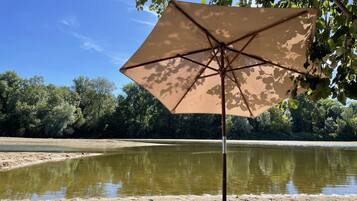Chaises longues, serviettes de plage