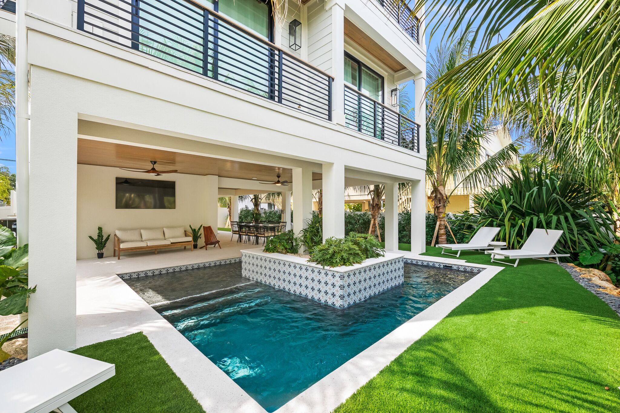 High-End Home, Saltwater Pool and Rooftop Deck! - Luna Sea
