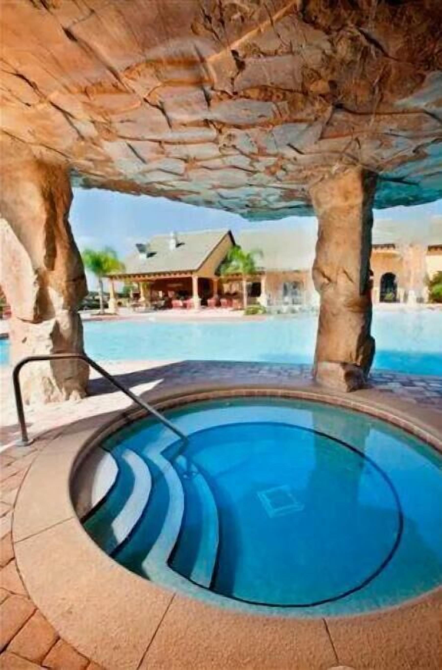Una piscina al aire libre, una piscina climatizada