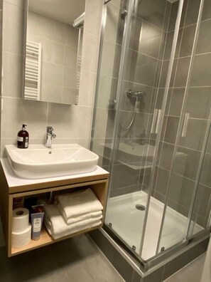 Hair dryer, towels, soap, toilet paper - Comfort Center Apartment (Zvolen)