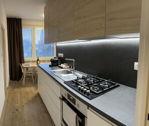 Electric kettle, toaster, coffee grinder, dining tables - Comfort Center Apartment (Zvolen)