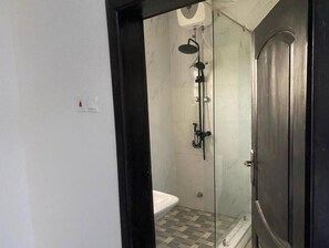 Chuveiro, toalhas de banho, papel higiênico 