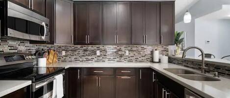 冷蔵庫、電子レンジ、オーブン、コンロ