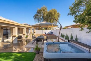 Outdoor dining - Game House Hot Tub Basketball Court (Glendale)