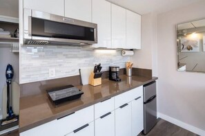 Private kitchen - Private Modern Luxury Studio B Waikiki Ocean View (Honolulu)