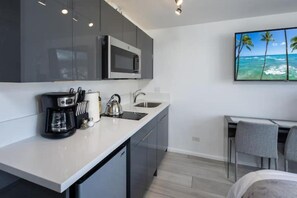 Private kitchen - Renovated Modern Design Waikiki Condo Nice Views (Honolulu)