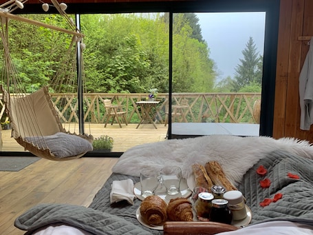 Panoramic Cabin | In-room dining. DOMAINE RÊVES ETOILÉS