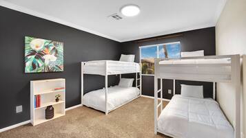 4 soverom, strykejern/-brett, wi-fi og sengetøy