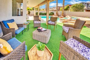 A heated pool - Seven Palms Stylish Home with Pool, Hot Tub,& Movie Room (Henderson)