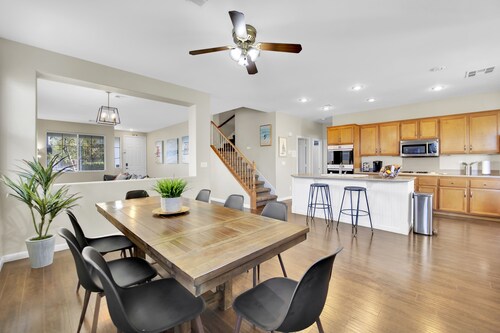 Seven Palms Stylish Home with Pool, Hot Tub,& Movie Room