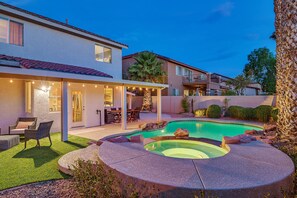 A heated pool - Seven Palms Stylish Home with Pool, Hot Tub,& Movie Room (Henderson)