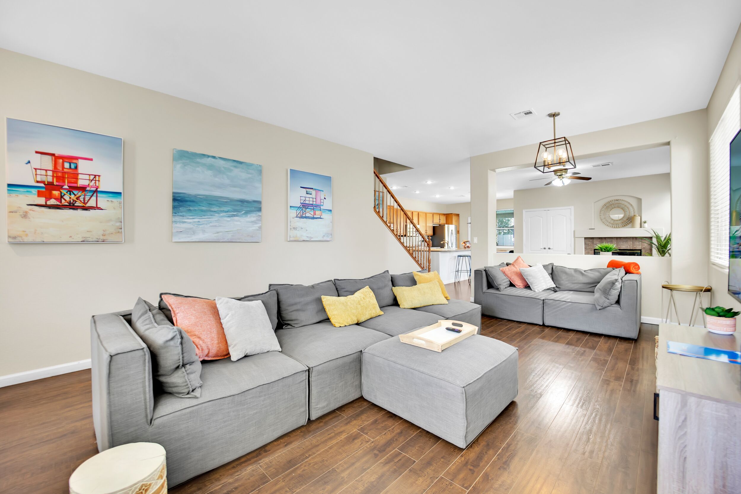 Téléviseur, foyer, jeux vidéo, livres