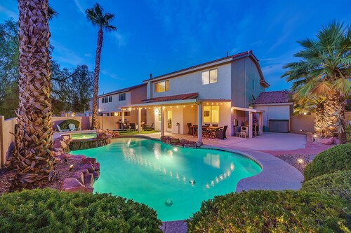 Seven Palms Stylish Home Pool, Hot Tub