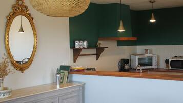 冷蔵庫、電子レンジ、オーブン、コンロ