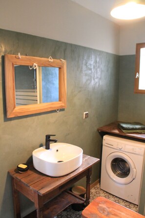 Shower, hair dryer, towels