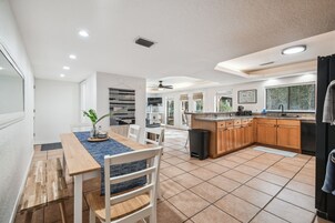 Casa, 2 habitaciones, terraza | Cocina privada | Microondas, horno, lavavajillas y cafetera o tetera