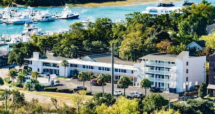 Pool, Marinas & Waterfront Dining Nearby @ The Waterway 232