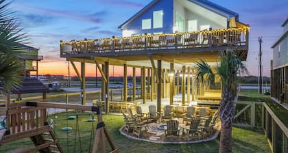BeachfrontHeatedPool!2HotTub!Wedding!EventParking!Sleep32!Pets!Starlink!PuttPutt
