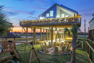 Beachfront, Heated Pool, 2 Hot Tubs, Lift, Putt Putt, Pet Friendly, Sleeps 32