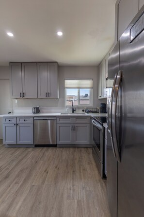 Fridge, microwave, oven, stovetop - Convenient single family home, 2BR/1.5BA and Great AC for hot days. (Chandler)