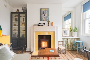 Smart TV - Lovely end of terrace holiday home with a wonderful, quirky vibe, blending art deco with mid-century (Folkestone)