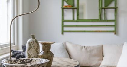 Lovely end of terrace holiday home with a wonderful, quirky vibe, blending art deco with mid-century