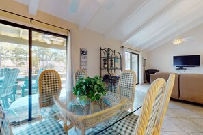 Dining - Lakefront condo with on-site golf, pool access, tennis, gym, & balcony (Miramar Beach)